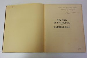Ejemplar del libro Second Manifeste du Surréalisme dedicado a Salvador Dalí por André Breton.